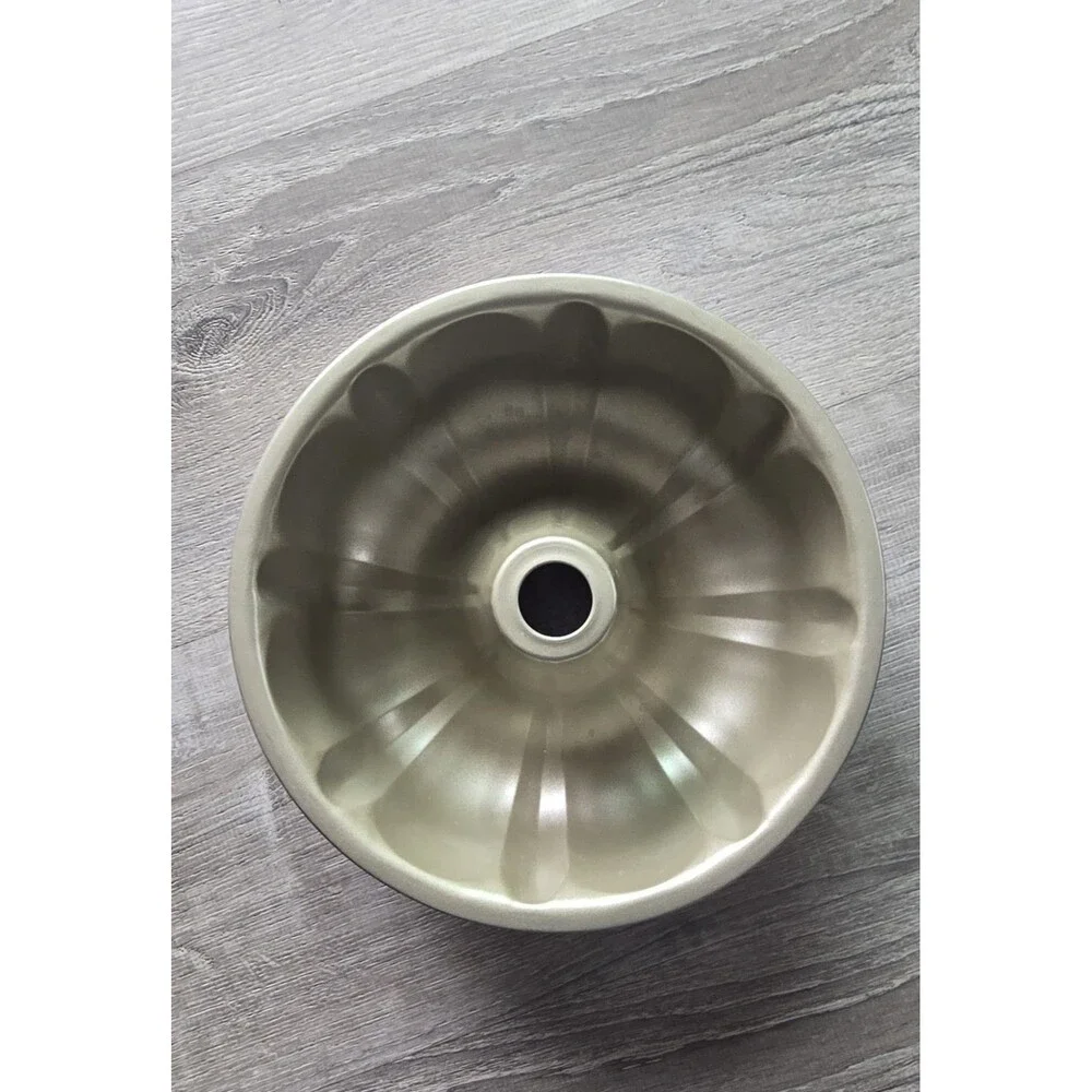 Paris Hilton 10” Nonstick Fluted PINK Cake Bundt Pan / Valentines Easter Cottage - Picture 7 of 13